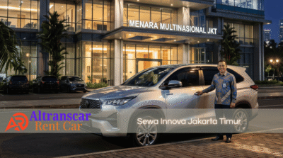 Supir Altranscar Rent Car berseragam batik siap melayani sewa Innova Jakarta Timur dengan mobil silver di depan Menara Multinasional JKT.